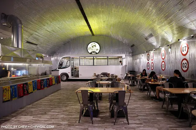 台中西屯│巴士底家＊逢甲商圈聚餐新選擇。巴士裡頭也可以吃串燒與炸物。而且營業到半夜2點唷
