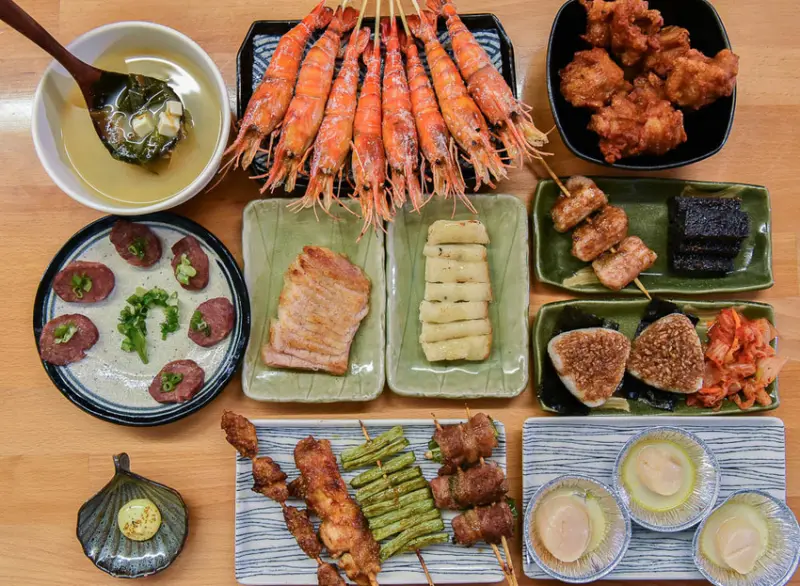  巴士底家串燒：台中西屯區美食-鄰近逢甲夜市的龍貓巴士主題串燒