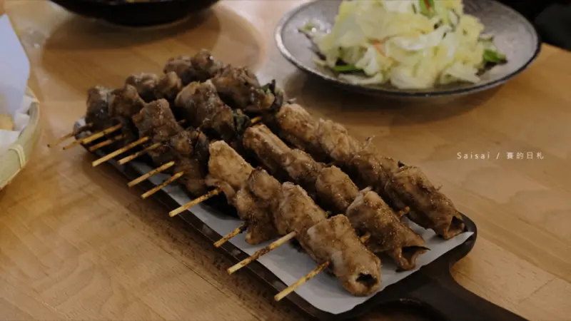 巴士底家串燒｜台中逢甲・巴士小包廂主題燒烤！價格可愛、CP值高，晚上還能小酌一杯 :)