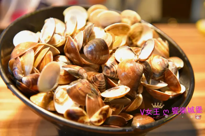 【台北美食】民生社區火鍋 極蜆鍋物 ~ 滿滿的蜆仔以蒸餾方式，將蜆仔蒸煮出的精華入湯，給你滿滿得營養精華，無極限的活力來源