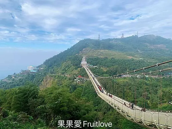 嘉義梅山太平雲梯  & 太平老街  親子寵物友善  太平雲梯 僅適合 可以放提籃或是袋子的寶貝  , 遊客中心可以租借提籃   /  老街不限大小  建議最少要牽繩