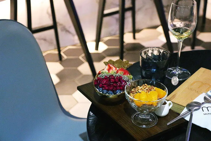 【小巨蛋】Munchies Cafe & Bistro 品饞- 巷弄裡的餐酒館Ｘ繽紛優格碗