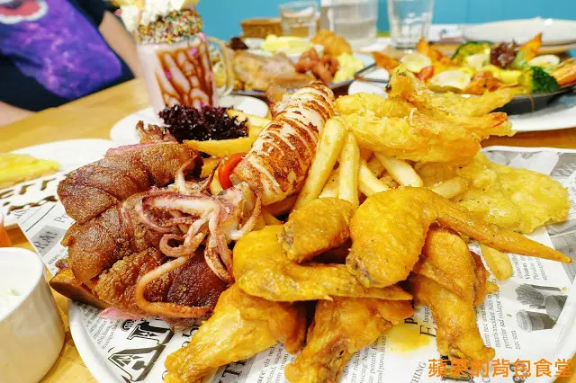 [食記] 新竹竹北 - 佐式義餐酒館 豪華海陸炸物拼盤 烤豬腳膠質皮脆 炸魚薯條鮮嫩酥脆 戰斧豬排厚切多汁 奶昔甜點好滋味
