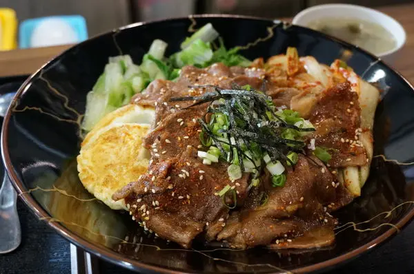 台中燒肉│良森製麵所-良森食堂。大呼過癮的平價美味~滿出來的肉肉大餐，相撲力士燒肉飯等你來挑戰！