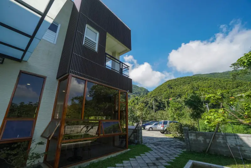 南投民宿 | 溪頭有晴天  鹿谷隱逸秘境  療癒旅人的身心  讓森林成為室內的一部分