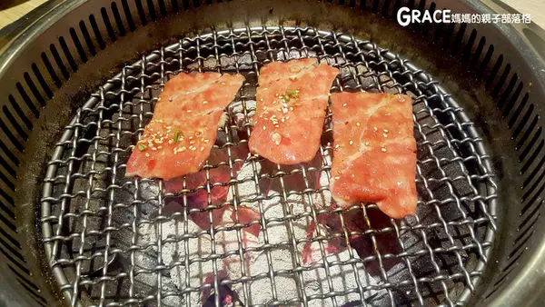 【極野宴】台北燒烤吃到飽餐廳食記｜捷運劍南站旁日式復古燒烤店，烤肉好吃氣氛佳一定要試試( 大食代大直旗艦店 )有影片