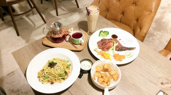 玫瑰聚 Rose to Table-巷弄內也能挖到寶 寬敞明亮的空間  搭配上精緻美味的餐點  不用花大把鈔票就能擁有高cp值的一餐  讓人想再訪              