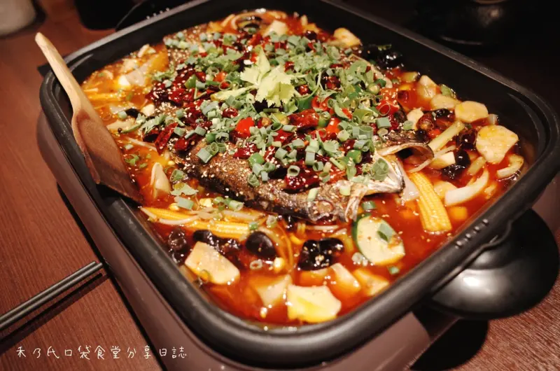 ｜關於美食（台北民生社區TAIPEI x 一品言巴渝特色餐館The One Hotpot）｜Enjoy the eating time禾乃氏從口袋食堂分享日誌－道地麻辣重慶烤魚華麗上桌，看了先流口水，