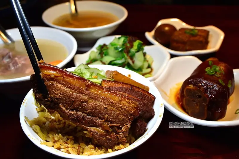 大稻埕魯肉飯-控肉、豬腳滷得入味吃起來Q彈,視覺和味覺都很享受的傳統美味