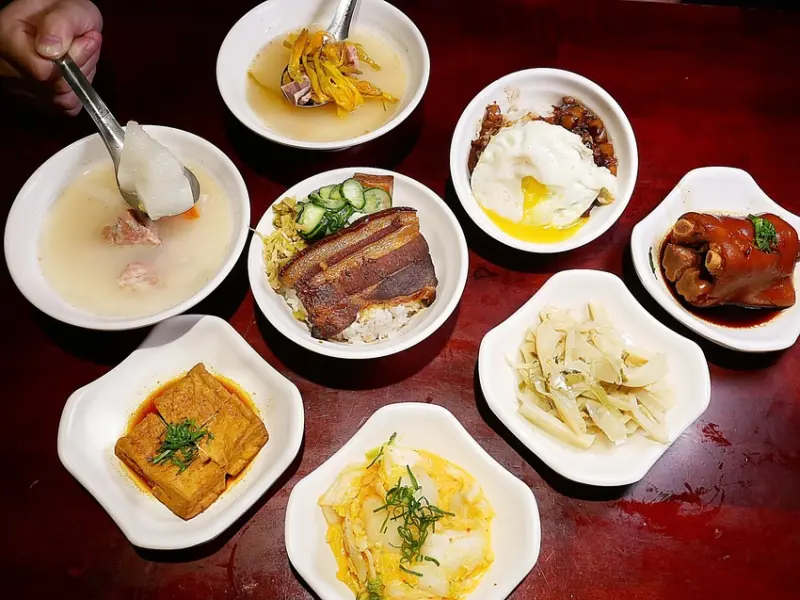 大稻埕魯肉飯-台北60年小吃,北車老字號經典味,滷到入味又Q彈的豬腳和一劃開立刻洩洪的蛋配魯肉飯,都是必吃料理!