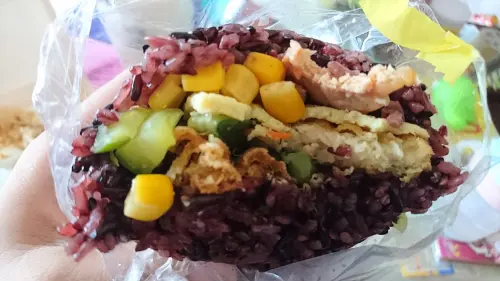 高雄~香香飯糰~銅板排隊早餐~任選六種配料~葷素皆宜~飯糰任由你做主~              