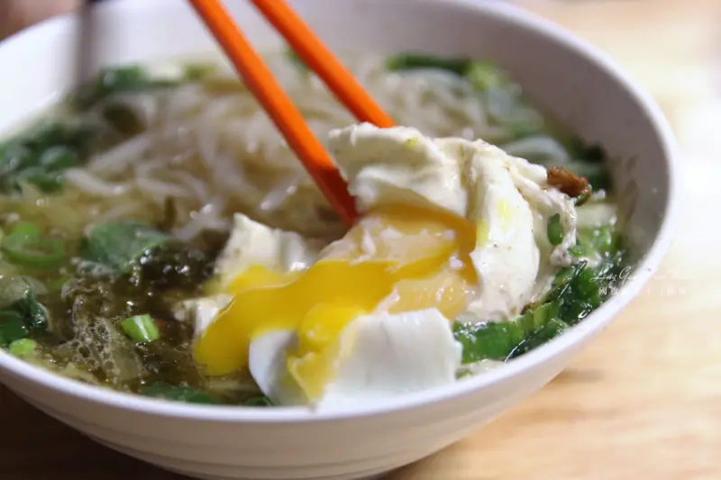 中壢｜國慶必吃！滿懷愛國與鄉愁的滇緬眷村味，十足濃郁與堅持手工打漿的國旗屋米干｜勸吃名單｜撰風 - 翻閱，城市的溫度