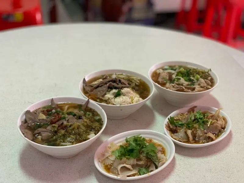 [ 桃園美食 ] 國旗屋米干 中壢龍崗忠貞新村必吃小吃～百面國旗好壯觀【桃園雲南美味料理大賞 精選】