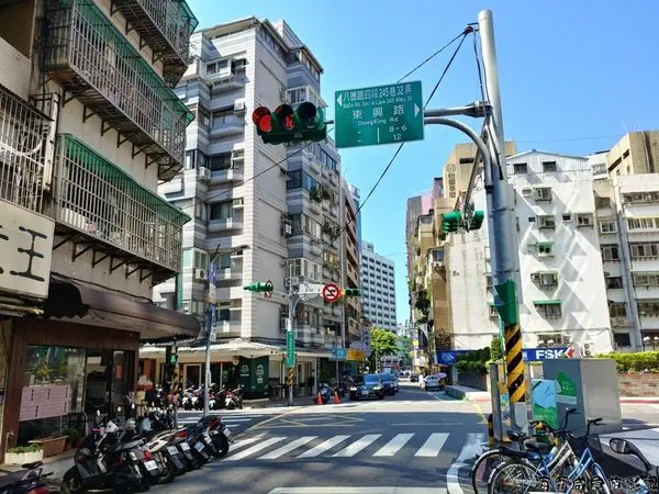 銅板美食【台北 松山】越式什錦麵滿滿海陸雙拼 沒有招牌的家玉小館 古早味紅油炒手古早味紅油炒手醬濃味美