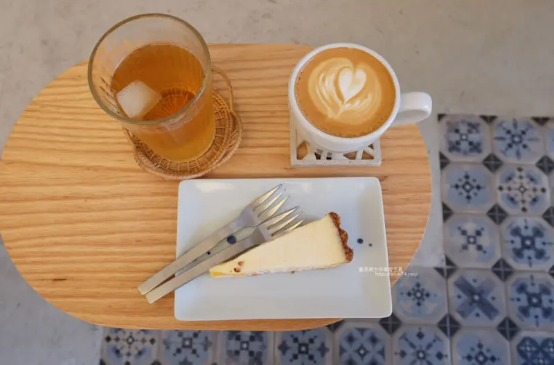 台中西區│著手咖啡-向上市場裡面以工作室為主的咖啡空間 - 藍色起士的美食主義