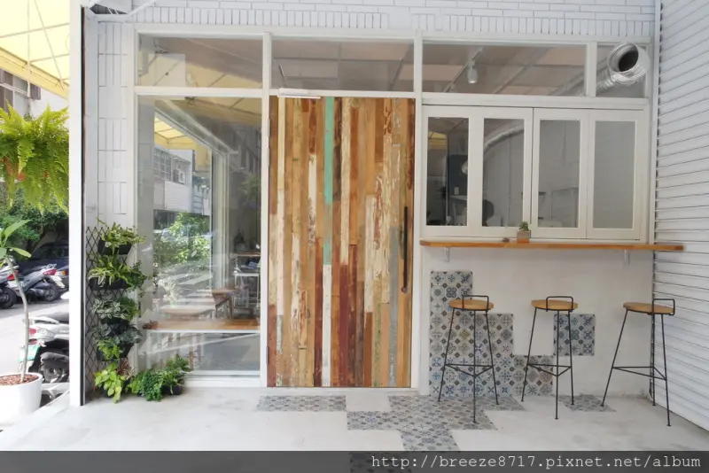 著手咖啡 Coffee Intro。 隱藏菜市場巷弄明亮系咖啡店【台中】