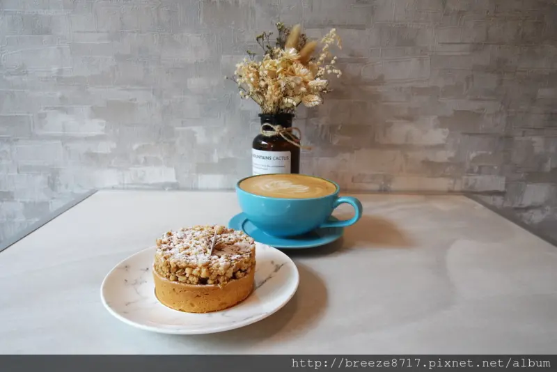卉-HUI CAFÉ。簡潔明亮風格咖啡館【台中】