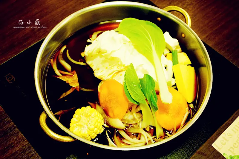 Momo Paradise壽喜燒。429元起壽喜燒無限供應食材吃到飽，每人加50元飲料暢飲，5種鍋底可自由搭配2種作鴛鴦鍋，雙享受，台中壽喜燒火鍋吃到飽!