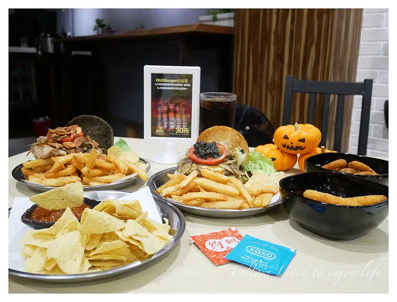 美食餐廳║ 台北士林區 捷運忠孝復興站 Chill Burger 鬆飽 忠孝復興/漢堡 黑紳士松露牛肉堡口味超新奇～ ❤跟著Livia享受人生❤
