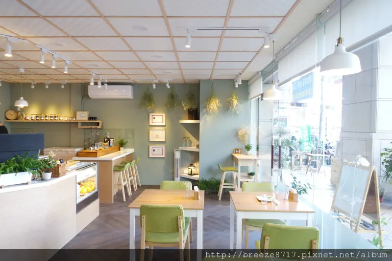 YA-SU-MI CAFE。光影與綠意交織光透感空間【台中】