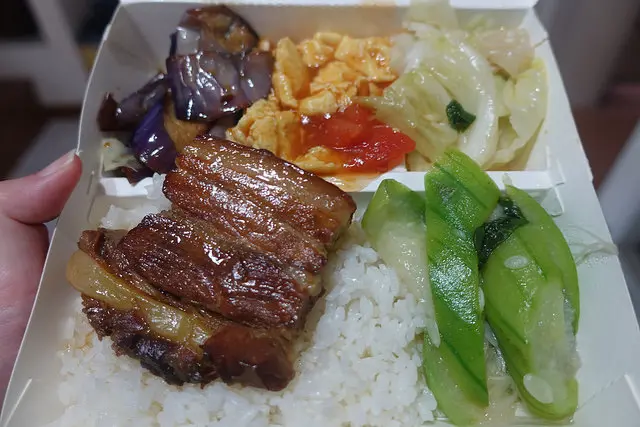 (胖樺食記)捷運景美站超推薦高CP值「名峰快餐便當」/NT. 70三菜一主食超豐盛/原靜心小學旁清粥小菜/文山區景興路美食