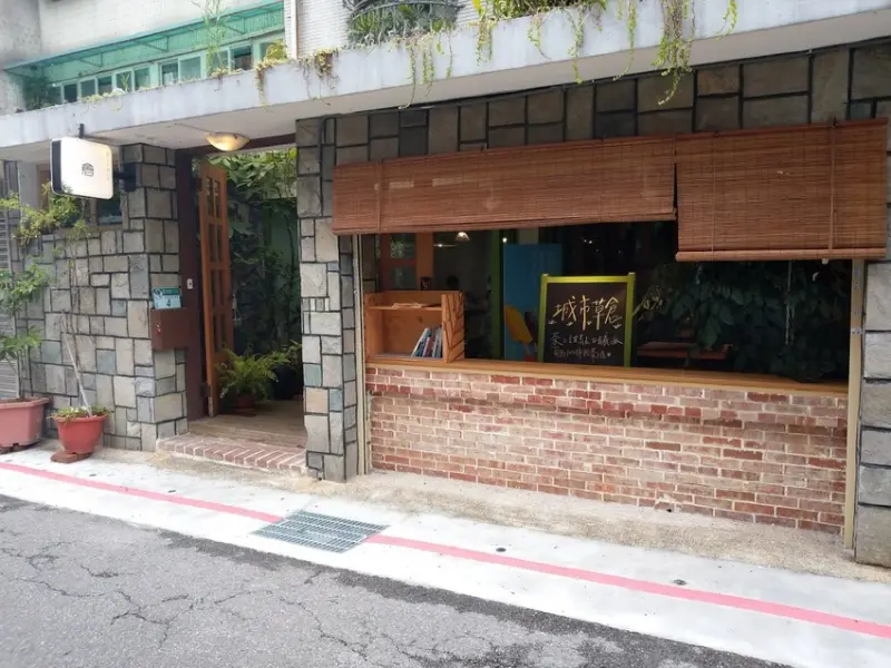 台北大安-[城市草倉 C-tea loft] 近台大公館商圈，隱藏版都市寧靜秘境，超可愛圓滾滾店貓，不限時有免費Wifi插座，品好茶吃點心的溫馨舒適空間