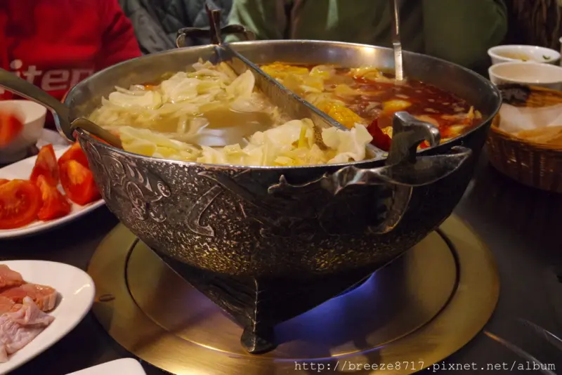 華川宴鴛鴦鍋(板橋店)。麻辣湯頭好滋味 × 海陸食材好鮮美 【 新北市板橋】