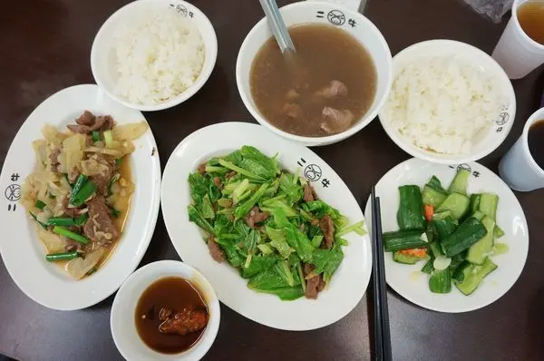 【台南安平區】『二牛牛肉湯』~新鮮美味炒牛肉、牛肉湯，有免費紅茶冬瓜茶，停車方便。