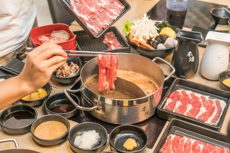 桃園中壢美食『本燔野菜農場』超平價壽喜燒、麻辣鍋吃到飽，肉品、蔬菜、飲料無限量供應，手做甜點，菜單價位(火車中壢站)