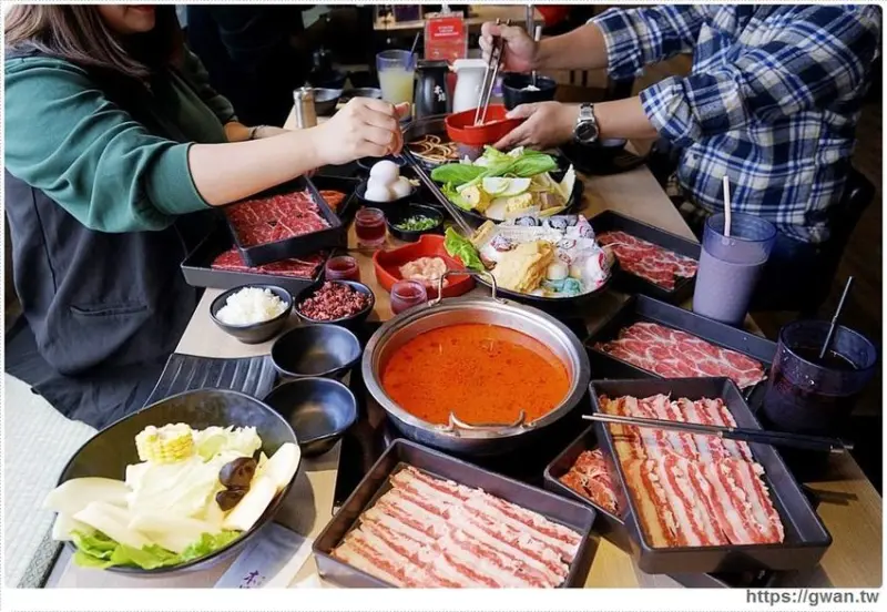 火鍋吃到飽只要389，肉品、蔬菜、火鍋料、飯、冷熱飲無限享用，桌面滿到擺不下！！