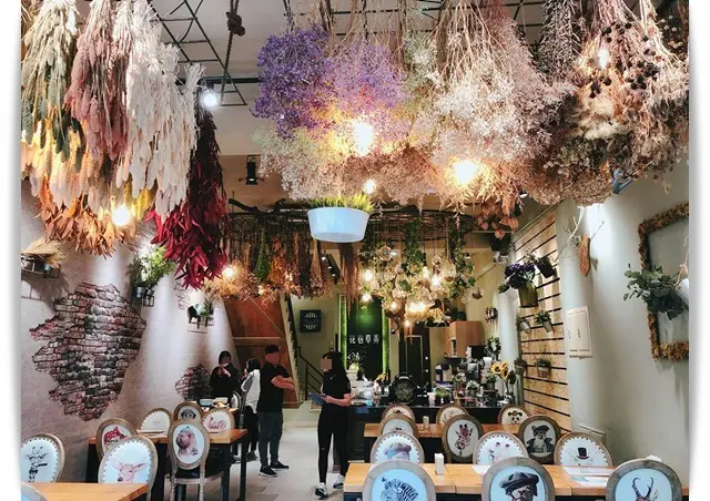 好香好香，花叢裡享用玫瑰火鍋「花巷草弄 」♪