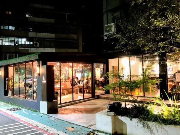 [ 101世貿捷運站美食 ] GUMGUM Beer & Wings / 不限時 - 絕美玻璃屋餐廳還有主題調酒