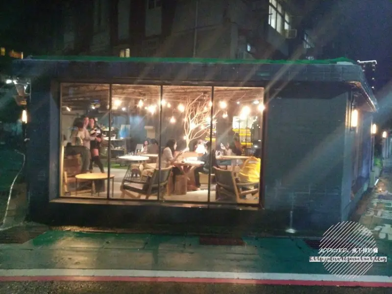 台北信義美食-[GumGum Beer & Wings 雞翅酒吧] 超有趣少女心調酒，好喝特別台灣精釀啤酒，招牌雞翅每種口味都好吃，適合聚會的精緻文青餐酒館