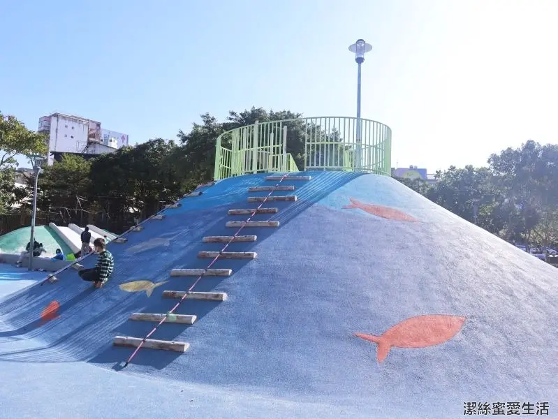 新勢公園-桃園平鎮/沙坑攀岩大草皮！共融式親子公園遊戲場 - 潔絲蜜愛生活