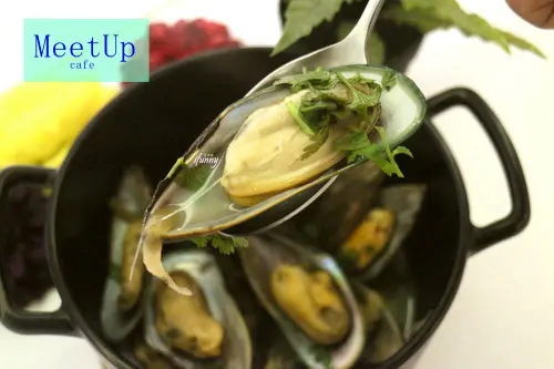 [大安站]MeetUp Cafe 純白咖啡館 U.S PRIME嫩肩牛排 午間套餐超划算 - ifunny 艾方妮的遊樂場