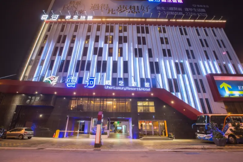 台中Motel推薦｜雲河概念旅館吃喝玩樂一應俱全，放鬆身心的落腳處 (附KTV+游泳池+蒸氣室+烤箱) · 算命的說我很愛吃