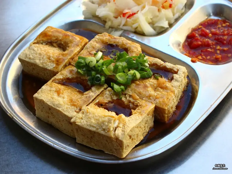 台南臭豆腐／無招牌飄香16年／現點現炸料多實在／還沒營業就排隊一開店就客滿／在地人的回憶／吃過一次就愛上／銅板美食台式下午茶－「萬昌街轉角臭豆腐」