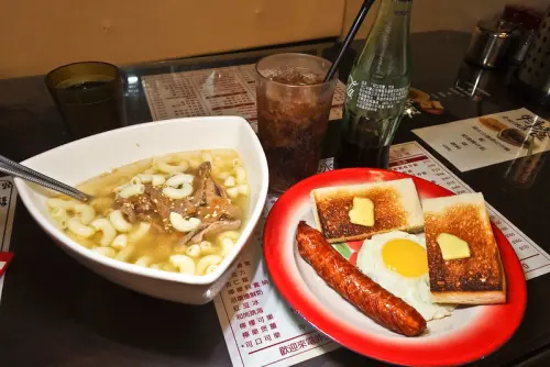 台北 南京復興 行運冰室 有菠蘿麵包餅皮的豬扒包喔