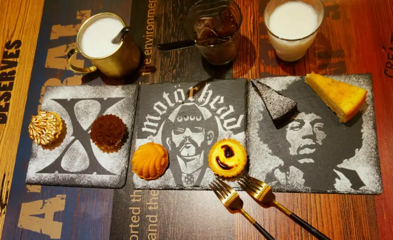 【板橋甜點】重金屬布朗尼工廠~甜點v.s.搖滾樂的驚人火花～內心的搖滾小宇宙＆味蕾都被征服，搖滾魂必來特色甜點店／IG熱門打卡店家