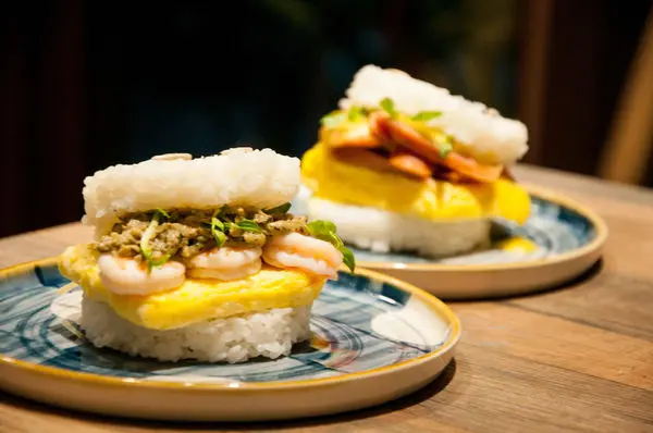 [食記] 米好你好，好米做成的創意米漢堡：芥末水梨熱狗蛋堡、青醬鮮蝦蛋堡