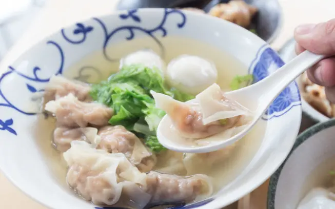 [左營美食]菜市仔嬤-左營餛飩，眷村古早味美食，招牌鮮肉餛飩傳味飄香60多年，記憶中的好滋味。原第二公有市場入口左側