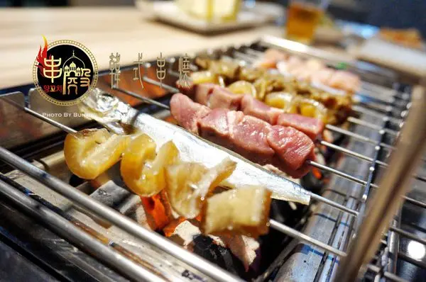 【台北美食】串殿 自動旋轉串燒烤爐 / 無煙燒烤 / 市政府 / 串燒 / 韓式串燒