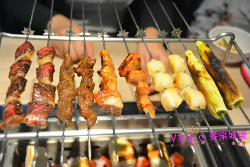 【食。市政府】串殿 ~ 免動手自動翻轉韓式燒烤，誰說吃燒肉要自己烤，自動翻轉讓你吃的開心又輕鬆
