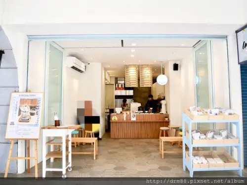 In Natural Coffee 陽光夏 ，明亮海灘風，享受陽光咖啡廳裡的自家烘培咖啡，228公園衡陽路旁。