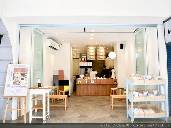 In Natural Coffee 陽光夏 ，明亮海灘風，享受陽光咖啡廳裡的自家烘培咖啡，228公園衡陽路旁。
