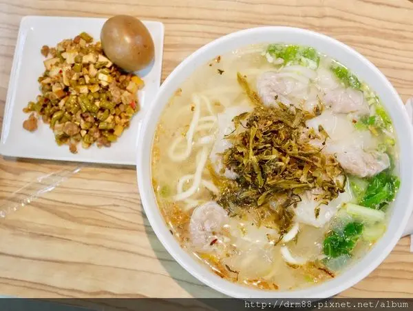 波麗士美食廣場，跟我一起去警察局吃飯吧！員工餐廳變搖身一變美食街對外營業拉！平價美食好去處，全台北最安全的美食街。