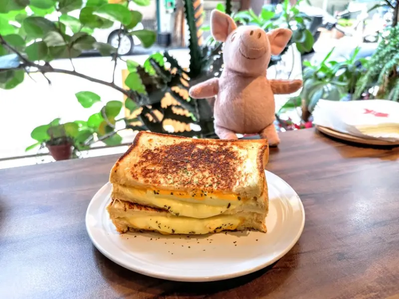 【新北板橋早午餐】懶豬三明治Lazy Pig Sandwich ，雙起司嫩蛋熱煎吐司超美味！(近捷運江子翠站)
