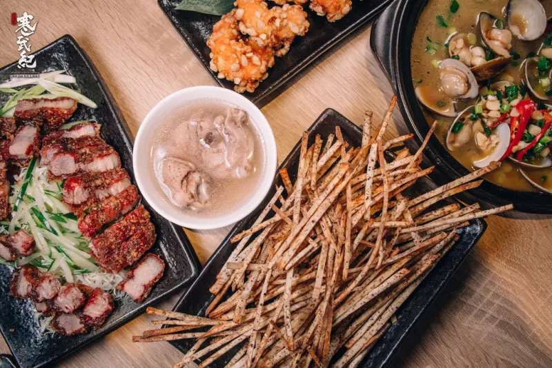 【中肯‧食記】老地方主題鍋物-Grand Feast‧捷運台電大樓站｜老饕Boss的創意美食夢‧極致甘甜の椰香桂丁雞火鍋！