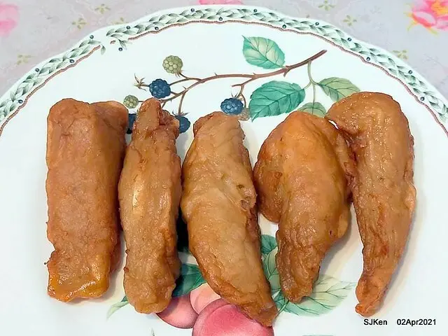 (北捷龍山寺站周邊美食)「艋舺夜市東港旗魚黑輪」--- 人氣排隊小吃攤，現炸與再蒸過都好吃!