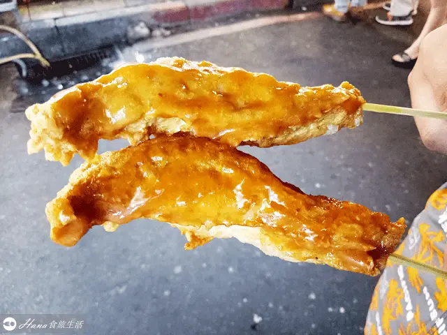 【台北萬華】東港旗魚黑輪 | 廣州街夜市(艋舺夜市)必吃美食 CP值超高的手拿小吃 份量大又Q彈 有包水煮蛋
